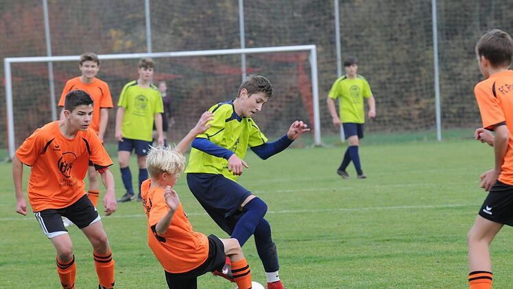 War kaum vom Ball zu trennen und gehörte zu den Aktivposten im Team der SG Oberleichtersbach: Spase Arsov (rechts), der das Siegtor der Gäste prima vorbereitete.ssp