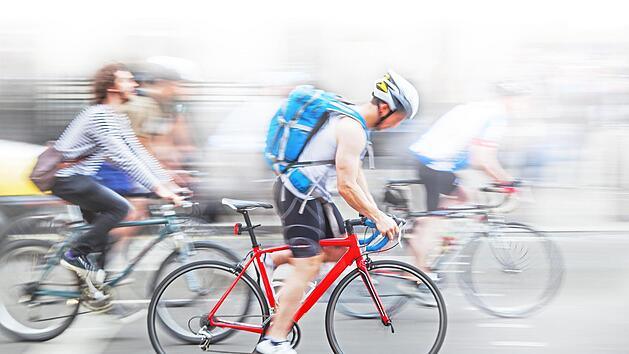 L&auml;sst sich Radfahren sicher gestalten? Und wenn ja, wie? Wir haben Experten um Rat gefragt. Foto: Adobe Stock