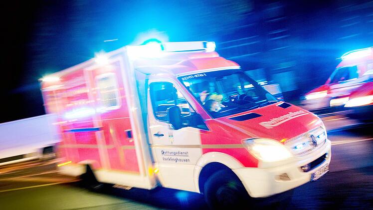 Die Unfallverursacherin und ihre Beifahrerin kamen leicht  verletzt ins Krankenhaus.  Symbolfoto: Boris Roessler/dpa