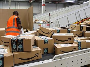 Im Eggolsheimer Ortsteil Neuses gibt es seit September ein Amazon-Sortierzentrum. Ein weiteres könnte in Limbach entstehen.       Foto: Barbara Herbst (Archiv)