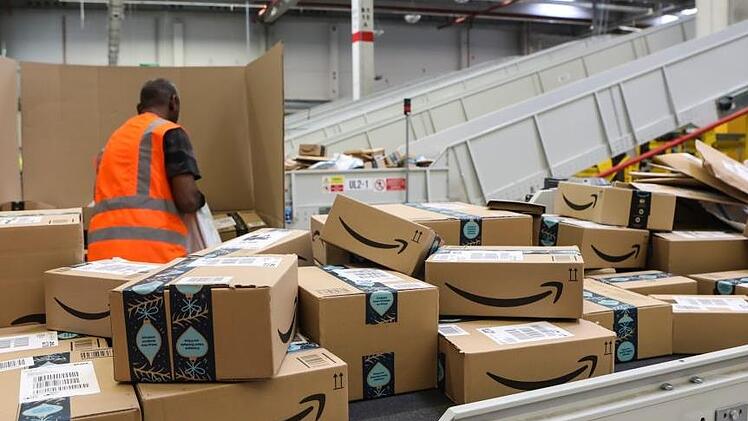 Im Eggolsheimer Ortsteil Neuses gibt es seit September ein Amazon-Sortierzentrum. Ein weiteres könnte in Limbach entstehen.       Foto: Barbara Herbst (Archiv)