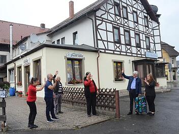 Verabschiedung nach Zwangsurlaub in Deutschland in Pressig. Von links Zeynep und Hasan Dag, Halet und Elif Dag (Eltern von Hasan Dag) und die in Pressig wegen Corona gestrandeten Yusuf und Telli Dag bei der Abreise aus dem Frankenwald.  Foto: K.- H. Hofmann