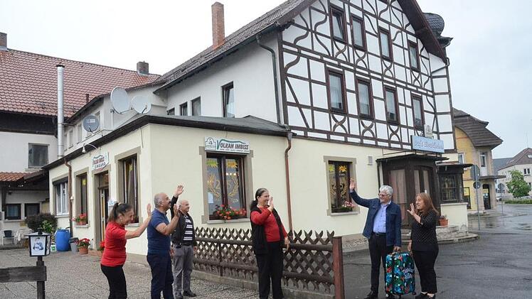 Verabschiedung nach Zwangsurlaub in Deutschland in Pressig. Von links Zeynep und Hasan Dag, Halet und Elif Dag (Eltern von Hasan Dag) und die in Pressig wegen Corona gestrandeten Yusuf und Telli Dag bei der Abreise aus dem Frankenwald.  Foto: K.- H. Hofmann