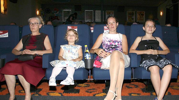 Oma, Schwester, Mama - alle kamen und folgten gebannt dem  Musicalfilm "Beste Feinde", bei dem Alina Feustel (rechts) in einer  der Hauptrollen als Elvira von Katzenstein brillierte.