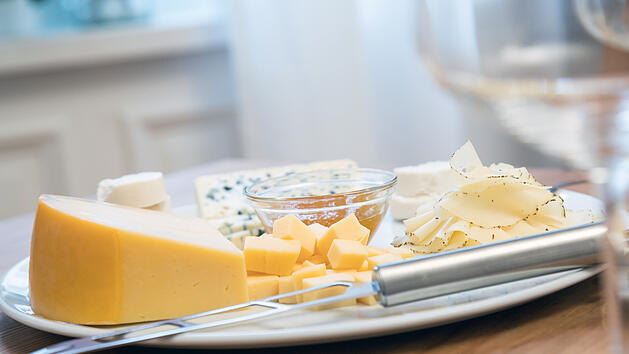 Aktuell wird ein Käse zurückgerufen, da gesundheitsschädigende Keime gefunden wurden.