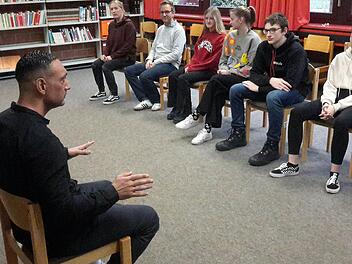 Barish Karademir (links) gestaltete am Bad Brückenauer Franz-Miltenberger-Gymnasium nicht nur die informative Coachingwoche. Er leitete darüber hinaus auch einen abwechslungsreichen Theaterworkshop.             Foto: Rolf Pralle