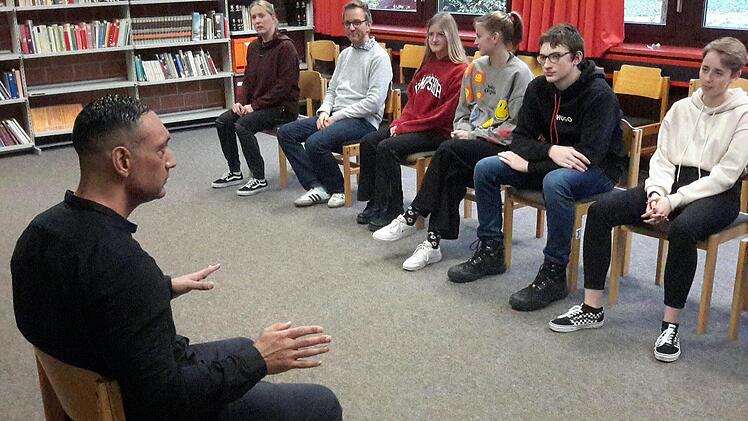 Barish Karademir (links) gestaltete am Bad Brückenauer Franz-Miltenberger-Gymnasium nicht nur die informative Coachingwoche. Er leitete darüber hinaus auch einen abwechslungsreichen Theaterworkshop.             Foto: Rolf Pralle