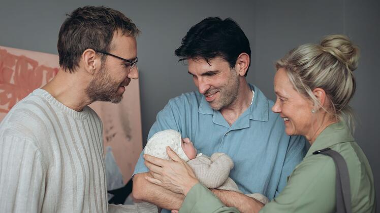Als Valentin (Knut Berger, links) und Nic (Fabian Stumm) Anna (Anna Schudt) bitten, die Nachversorgung ihres von einer Leihmutter in den USA ausgetragenen Babys zu &uuml;bernehmen, ist sie zun&auml;chst voller Vorurteile. Doch dann erkennt sie, dass das die einzige Option f&uuml;r das liebende Elternpaar war.