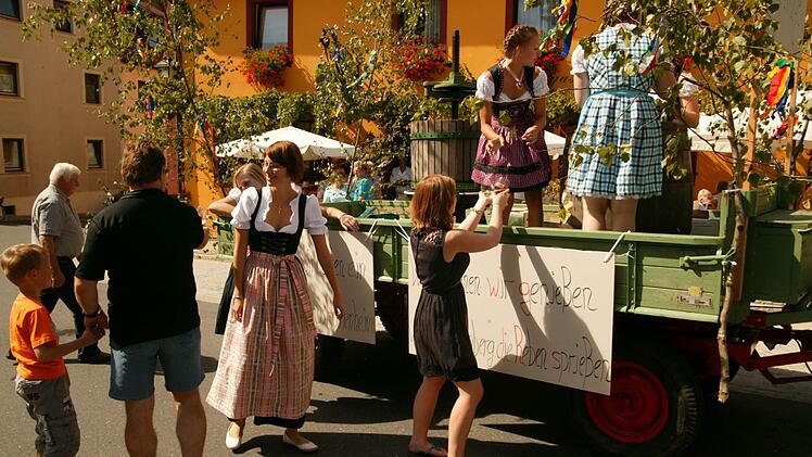 Weinprinzessin Michele Fröhlich hatte mit ihren Mädels beim Weinausschank alle Hände voll zu tun.