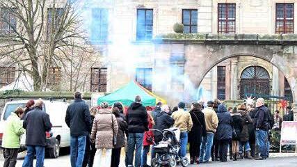 Am Eingang bildete sich am Sonntagmittag eine lange Schlange.