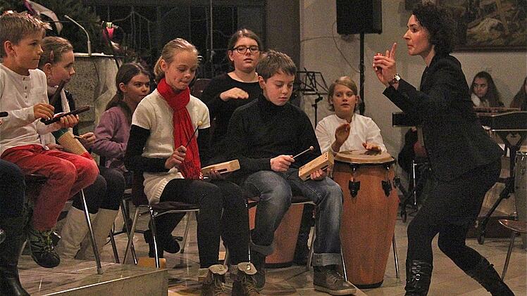 Die Percussionsgruppe (Klassen 6 bis 11) mit Ute Strehler.