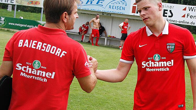 Beim FC Sand musste BSV-Trainer Helmut Wolff (li.) Nicolas Schwab noch trösten. Gestern wurde er mit seinem Tor zum Helden. Foto: Ruprecht