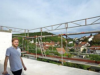 Lorenz Neder zeigt das Panorama für den künftigen Probierraum.Foto: Arkadius Guzy