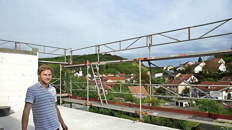 Lorenz Neder zeigt das Panorama für den künftigen Probierraum.Foto: Arkadius Guzy