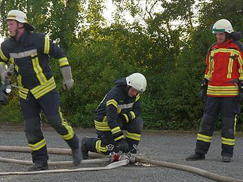 Die Dietersdorfer Feuerwehr bereitet sich auf die Leistungsprüfung vor.  Foto: Berthold Köhler