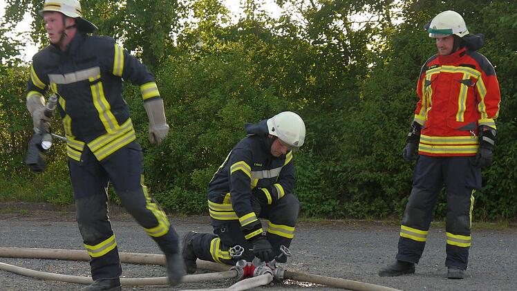 Die Dietersdorfer Feuerwehr bereitet sich auf die Leistungsprüfung vor.  Foto: Berthold Köhler