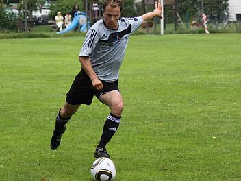 Arne Schmidt im Trikot des TSV Brand, für den er von 2009 bis 2013 die Fußball-Schuhe schnürte. Die aktive Zeit ist aber vorbei: Bei der DJK Weingarts steht er nur noch als reiner Trainer an der Linie. Foto: Uwe Kellner
