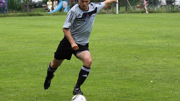 Arne Schmidt im Trikot des TSV Brand, für den er von 2009 bis 2013 die Fußball-Schuhe schnürte. Die aktive Zeit ist aber vorbei: Bei der DJK Weingarts steht er nur noch als reiner Trainer an der Linie. Foto: Uwe Kellner