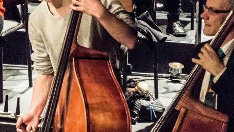 Junge Talente aus der Region und Profis des Philharmonischen Orchester musizierten zusammen beim "Concert for Kids" unter Leitung von Dominik Tremel im Landestheater Coburg. Foto: Jochen Berger