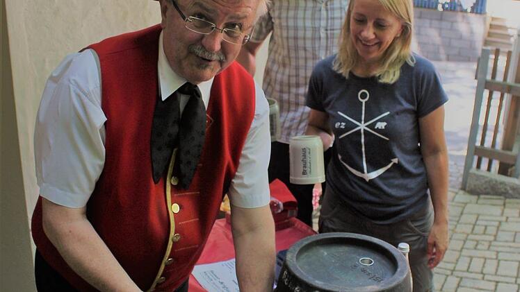 Organisator Georg Römer zapft das Fass an.