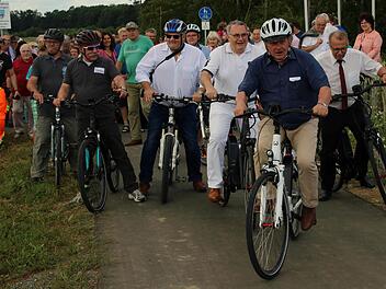 Den neuen Radweg zwischen Rannungen und Pfändhausen probierten einige der Gäste, die zur Eröffnung gekommen waren, gleich aus. Rechts im Vordergrund Staatssekretär Gerhard Eck.  Dieter Britz
