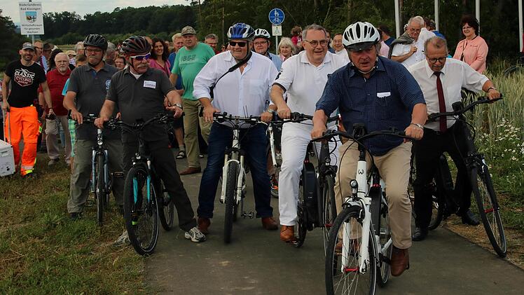 Den neuen Radweg zwischen Rannungen und Pfändhausen probierten einige der Gäste, die zur Eröffnung gekommen waren, gleich aus. Rechts im Vordergrund Staatssekretär Gerhard Eck.  Dieter Britz