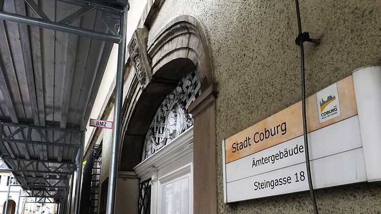 Eingerüstet derzeit das Coburger Ämtergebäude gegenüber der Ehrenburg. Der Grund. Die Fassade muss saniert werden.Foto: Jochen Berger