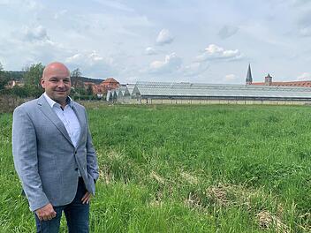 Münnerstadts Bürgermeister Michael Kastl ist stolz darauf, dass sich die Stadt das frühere Bötz-Gelände gesichert hat. Die versiegelten Flächen könnten teilweise renaturiert werden und dazu innovative Wohnbebauung entstehen. Foto: Thomas Malz