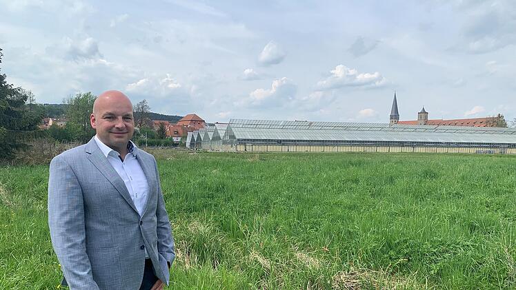 Münnerstadts Bürgermeister Michael Kastl ist stolz darauf, dass sich die Stadt das frühere Bötz-Gelände gesichert hat. Die versiegelten Flächen könnten teilweise renaturiert werden und dazu innovative Wohnbebauung entstehen. Foto: Thomas Malz