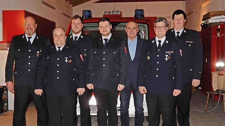 Jan Dirauf (4 .v. l.) konnte bei der Jahreshauptversammlung als neues Mitglied aufgenommen werden. Darüber freuen sich (v. l.) Kommandant und Vorsitzender Andreas Fugmann, Kassier Frank Fiedler, stellvertretender Kommandant Sebastian Emmert, Erste...
