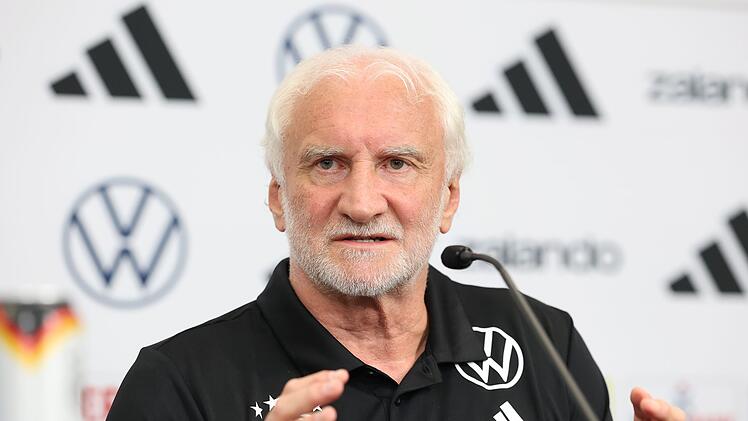 Wie geht's weiter mit der deutschen Nationalmannschaft nach dem blamablen WM-Aus? Wackelt auch Rudi V&ouml;ller als Sportdirektor?