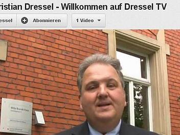Carl-Christian Dressel begrüßt die Zuschauer und lädt zu einem Bummel durchs Willy-Brandt-Haus ein.