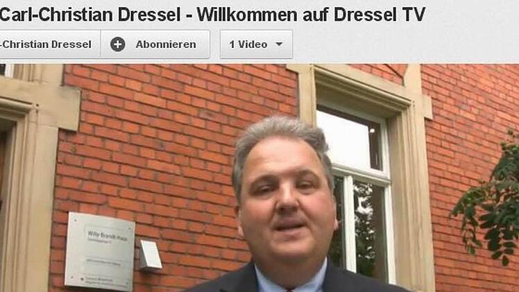Carl-Christian Dressel begrüßt die Zuschauer und lädt zu einem Bummel durchs Willy-Brandt-Haus ein.