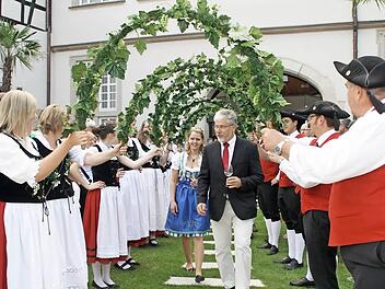 Spalier der Winzertanzgruppe: Weinprinzessin Doris II. und Bürgermeister Josef Mend schreiten zum Empfang.  Foto: bag