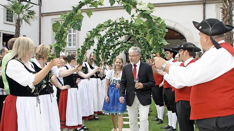 Spalier der Winzertanzgruppe: Weinprinzessin Doris II. und Bürgermeister Josef Mend schreiten zum Empfang.  Foto: bag