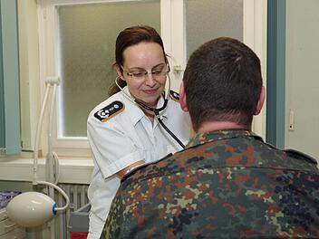 Susane Weigelt gehört zum Medizinerteam aus Bundeswehr- und Vertragsärzten. Foto: Arkadius Guzy