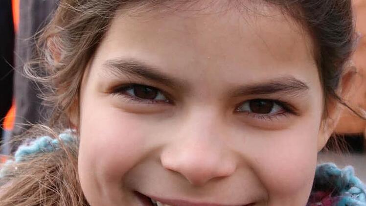 "Ich fand toll, wie das Müllauto das Papier abgekippt hat", sagt Eileen. Die 4. Klasse kam zufällig dazu, als mehrere Tonnen Papier an der Verladestation abgeladen und kurz danach von einem riesigen Radlader für den Transport in ein Papierwerk auf einen Lkw verladen wurde. Das zeigte, wie sinnvoll das Sammeln von Papierabfällen für die blaue Tonne ist.