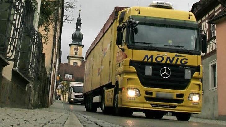 Wenn durch Stadtsteinach die Laster rollen, wird es eng. Die besondere Gefahrensituation ist das gravierendste Argument für den bau der Ortsumgehung. Foto: Archiv/Matthias Beetz