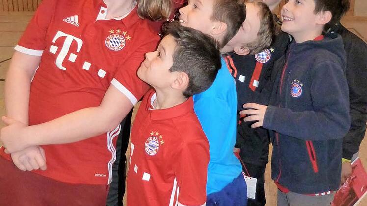 Bayern-Trainer Alexander Moj macht mit Bayern-Fans ein Selfie. Foto: Werner Reißaus