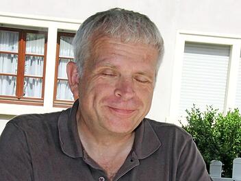 "Pronto" heißt das Gerät, das Volker Tesars Gedanken in Braille-Schrift festhält. Der Autor hat es immer bei sich (für komplette Sicht bitte aufs Bild klicken).  Foto: Diana Fuchs