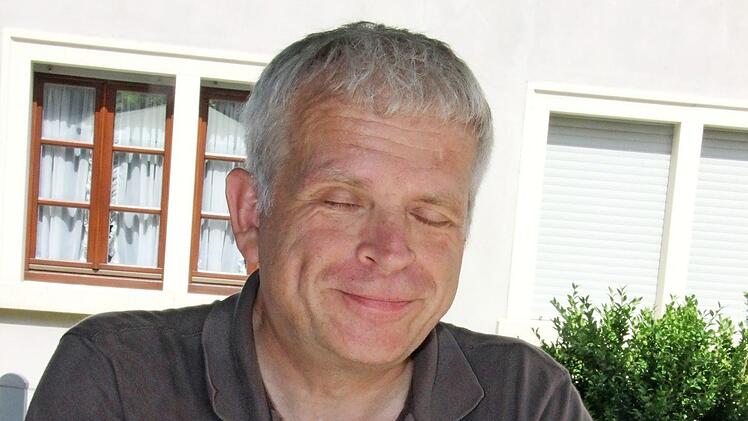 "Pronto" heißt das Gerät, das Volker Tesars Gedanken in Braille-Schrift festhält. Der Autor hat es immer bei sich (für komplette Sicht bitte aufs Bild klicken).  Foto: Diana Fuchs