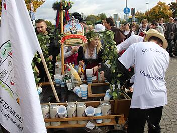 Vom Planwagen gab's direkt den köstlichen Gerstensaft. Foto: Michael Stelzner