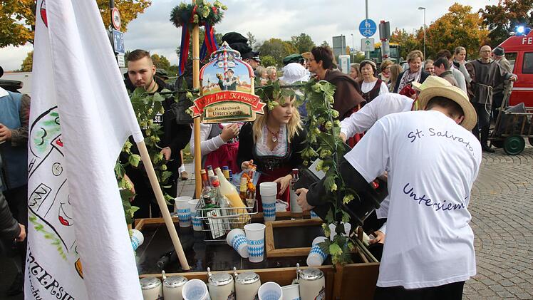 Vom Planwagen gab's direkt den köstlichen Gerstensaft. Foto: Michael Stelzner