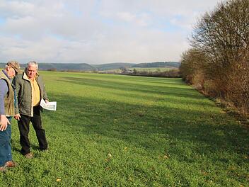 Lindhorst Gehring (links) und Dieter Petsch zeigen ein Paradebeispiel. Hier müsste eigentlich ein fünf Meter langer Randstreifen unbearbeitet bleiben. Aber der Graben führt überhaupt kein Wasser, ist aber trotzdem in die Kartei aufgenommen worden. Thomas Malz