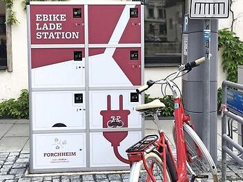 In einheitlichem Design pr&auml;sentieren sich die neuen E-Bike-Ladestationen in Forchheim (hier in der Sattlertorstra&szlig;e). Der alte Drahtesel hat ausgedient. Foto: Tourist-Information Forchheim
