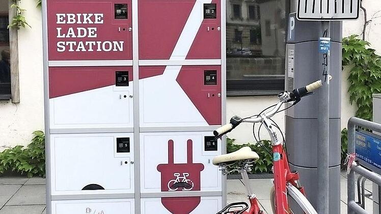 In einheitlichem Design pr&auml;sentieren sich die neuen E-Bike-Ladestationen in Forchheim (hier in der Sattlertorstra&szlig;e). Der alte Drahtesel hat ausgedient. Foto: Tourist-Information Forchheim