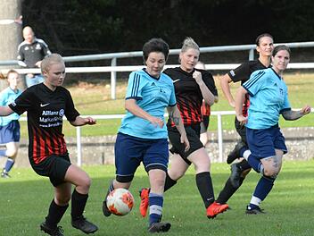 Zur Sache ging es auf dem Sportplatz in Ebenhausen. Das Unentschieden hatten sich beide Teams verdient. Foto: ssp