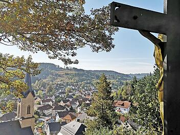 Der hoch über der Sadt gelegene Wallenfelser Friedhof bereitet den Stadträten erhebliches Kopfzerbrechen.