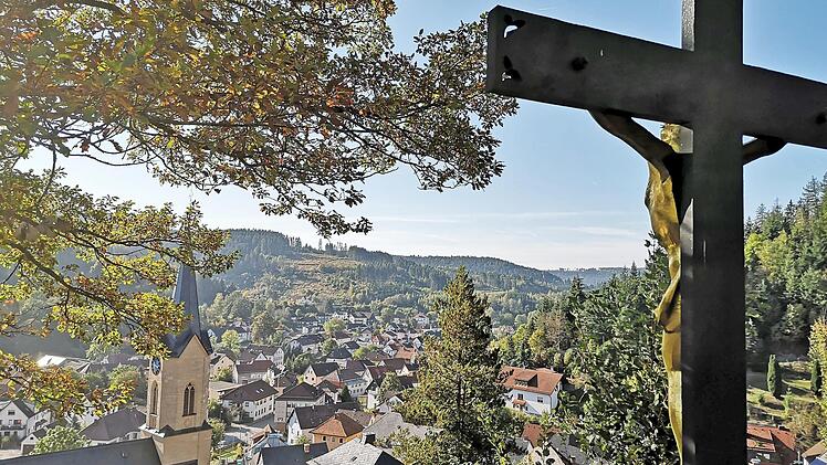Der hoch über der Sadt gelegene Wallenfelser Friedhof bereitet den Stadträten erhebliches Kopfzerbrechen.