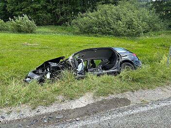 Schwerer Unfall mit zwei Fahrzeugen: Frau muss von Feuerwehr befreit werden